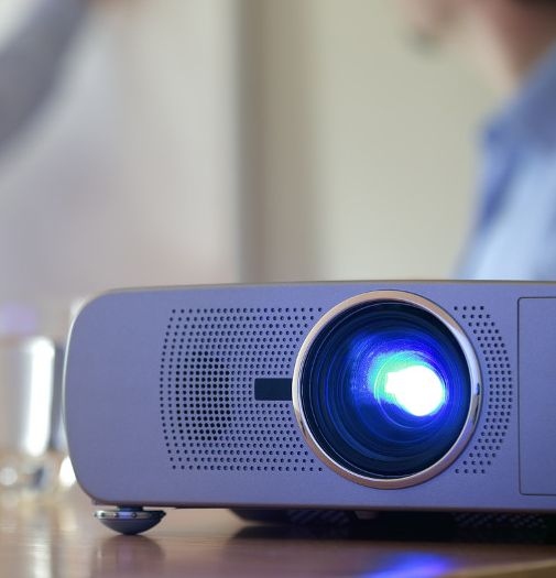 Koniec produkcji i sprzedaży projektorów lampowych. Projektor laserowy to już standard.