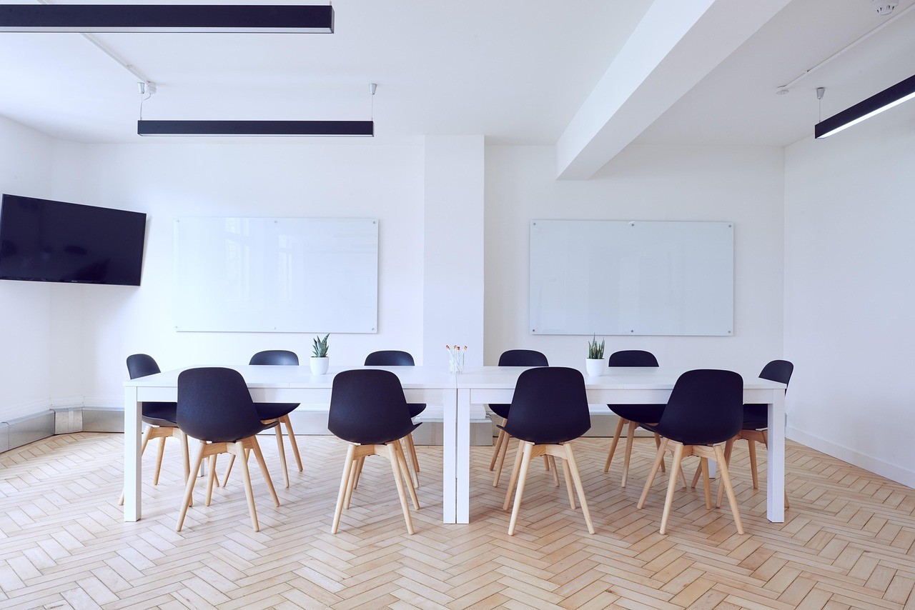 TOP 5 projektorów do firm 2026 - ranking najlepszych modeli do biura i sal konferencyjnych