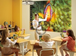 Ekran projekcyjny i projektor do edukacji, jak wybrać?